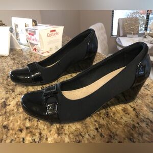 New Clarks Elegant Black Wedge Leather with Cushion